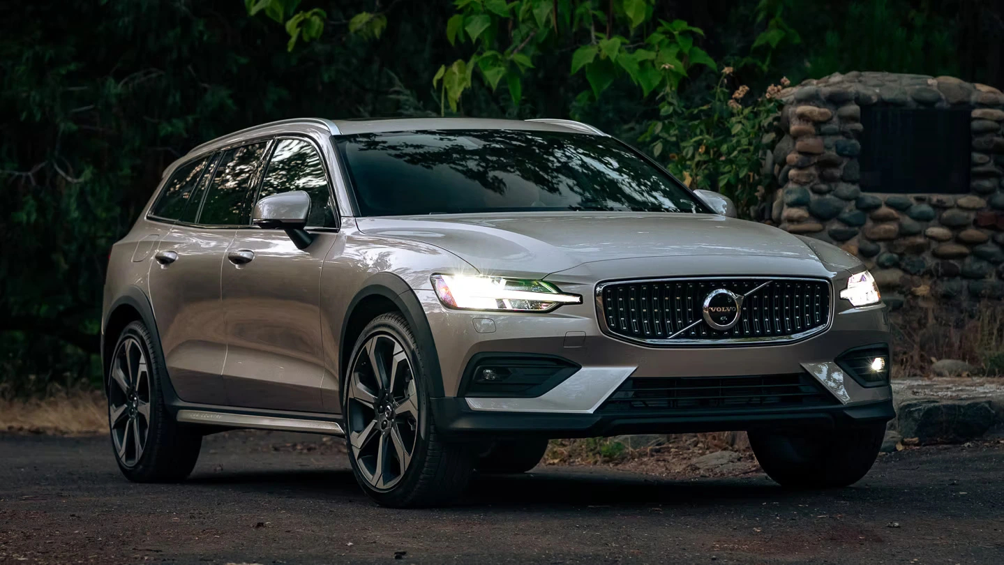 2025 VOLVO V60